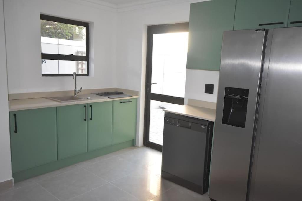 Holiday home 3 Bed 4 Bath Detached House, Pool, Inverter *