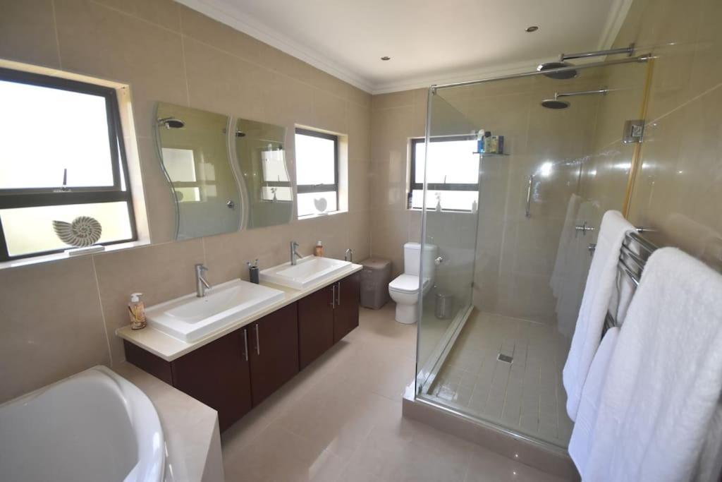 3 Bed 4 Bath Detached House, Pool, Inverter Holiday home