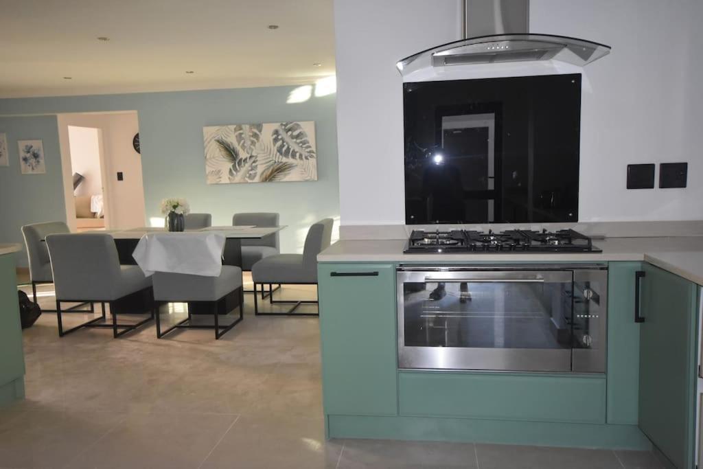 3 Bed 4 Bath Detached House, Pool, Inverter Holiday home Cape Town