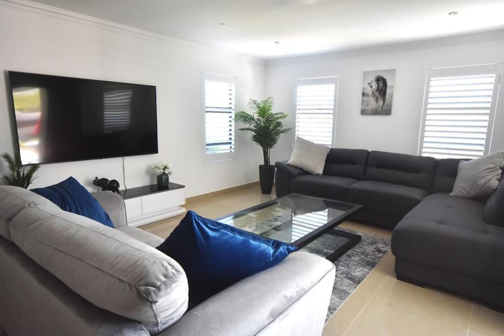3 Bed 4 Bath Detached House, Pool, Inverter Holiday home *