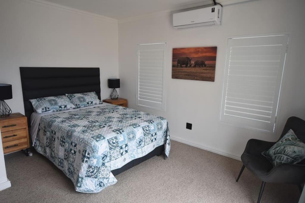 Holiday home 3 Bed 4 Bath Detached House, Pool, Inverter Cape Town
