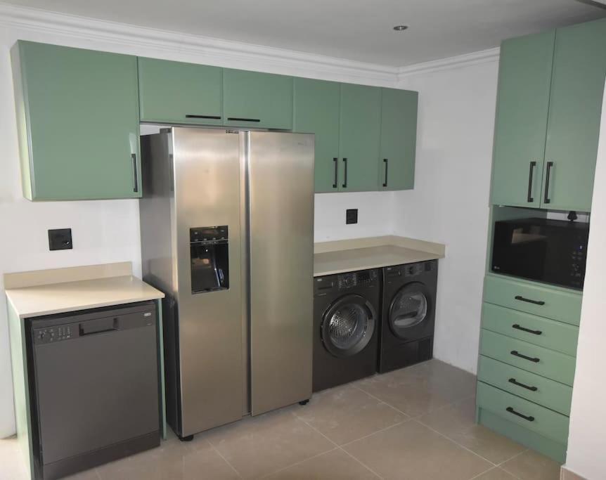 Holiday home 3 Bed 4 Bath Detached House, Pool, Inverter *