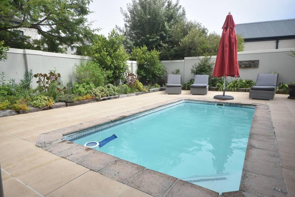 Holiday home 3 Bed 4 Bath Detached House, Pool, Inverter Cape Town